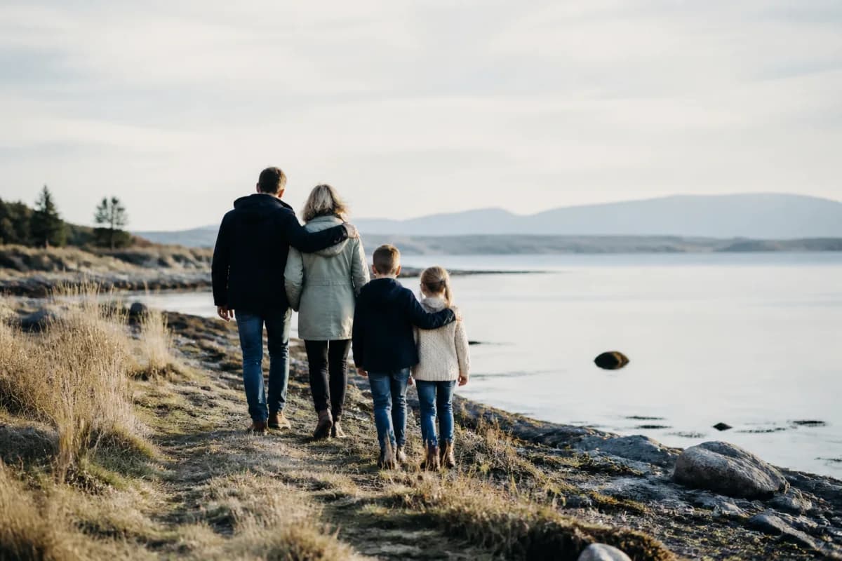 En familie som går sammen langs en rolig fjord